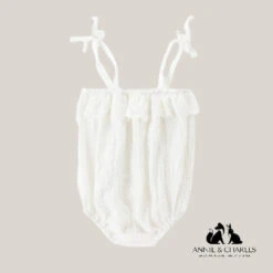 Annie & Charles® Baby Bloomer Aus Bio-Baumwolle -Annie & Charles 10 02ba7ca6 cdd2 4ce1 a394 d09ddc25cfbb removebg preview Photoroom
