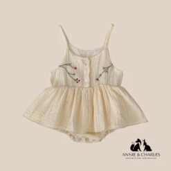 Annie & Charles® Musselin Bloomer-Kleid SPRING -Annie & Charles 10 39a8e56b ac8f 444a b55f 7f5a43e527a2 Photoroom