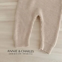 Annie & Charles® Gestrickte Hose Mit Latz Aus Bio-Baumwolle -Annie & Charles 11 5c55f715 63c3 4970 a1a4 13b9df587af3 Photoroom