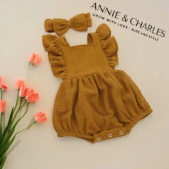 Annie & Charles® Baby Bloomer Mit Haarband Bio-Baumwolle -Annie & Charles 12 b6b1c767 89c5 4102 8efc 5d72725562e9 Photoroom