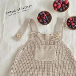 Annie & Charles® Gestrickte Hose Mit Latz Aus Bio-Baumwolle -Annie & Charles 15 71297a58 d57c 4667 b386 cc51de91e863 Photoroom