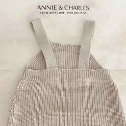 Annie & Charles® Gestrickte Hose Mit Latz Aus Bio-Baumwolle -Annie & Charles 16 4216f448 454b 427b 9ccd 002065174638 Photoroom