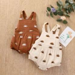 Annie & Charles® Regenbogen Einteiler Aus Bio-Baumwolle -Annie & Charles 1 eaa54100 ca38 49fe be07 bf3ebf8da03f