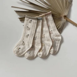 Annie & Charles® Geblümte Socken -Annie & Charles 3 4ec847a2 2cd6 4e88 b660 df162e626107