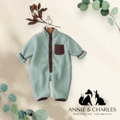 Annie & Charles® Fleece Anzug -Annie & Charles 3 53a928af da59 486f b7e3 e5c8146197d1 Photoroom