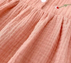 Annie & Charles® Musselin Bloomer-Kleid SPRING -Annie & Charles 4 2703b490 07a1 462c 945a b7d206e8c79c Photoroom