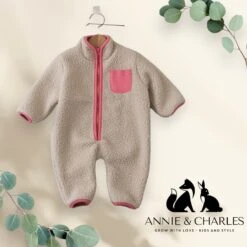 Annie & Charles® Fleece Anzug -Annie & Charles 5 7eb1cc72 1245 4633 a8d7 29b0192b3334 Photoroom