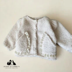 Annie & Charles® Flauschige Jacke PLUSH -Annie & Charles 7 478115d0 66ce 4aa8 b52e 67fefabd1562 trans removebg preview Photoroom