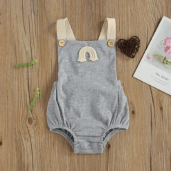 Annie & Charles® Regenbogen Latz-Einteiler -Annie & Charles Bildschirmfoto2021 03 05um08.29.57