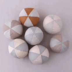 Annie & Charles® Babyrassel Ball Aus Bio-Baumwolle