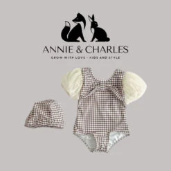 Annie & Charles® Badeanzugset Mit Haube EVE -Annie & Charles Screenshot2025 03 20at08 15 17MilancelSommerneueMaedchenschwimmentragenkariertenduennenStrandeinteiligenSpitzenaermelBabyBadeanzug AliExpress1501 Photoroom